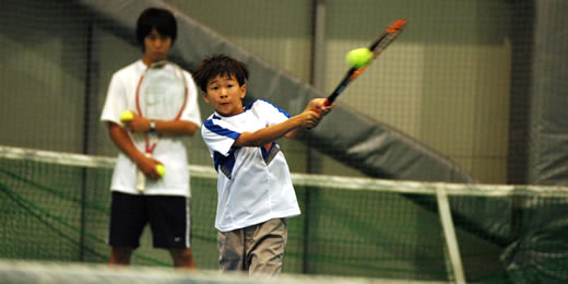テニスマシーンでオートテニスより効果的なボールコントロール練習 